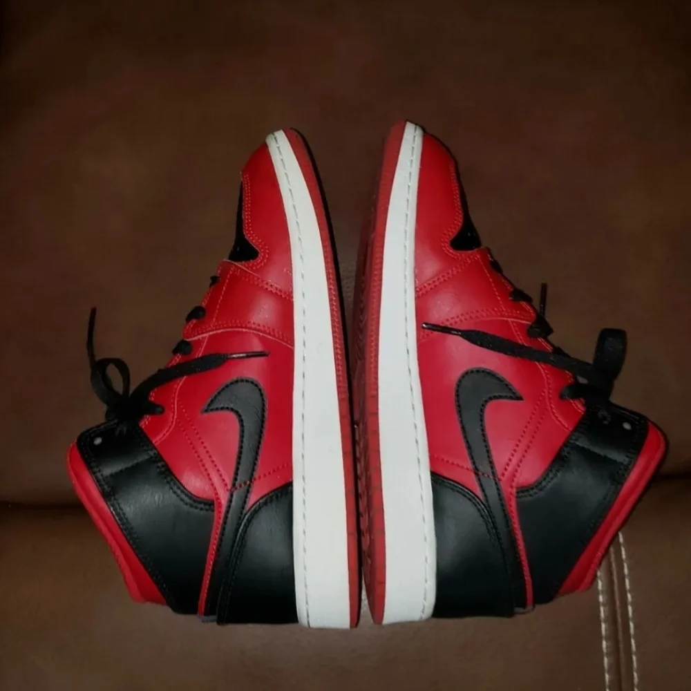 Nike Air Jordan 1 Mid Gym Red Banned Bred Shoes 554725-074 - Size 6Y - Picture 6 of 12